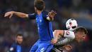 Duel antara pemain Prancis, Yohan Cabaye, dengan pemain Jerman, Toni Kroos, pada laga semifinal Piala Eropa 2016 di Stade Velodrome, Marseille, Jumat (8/7/2016) dini hari WIB. (AFP/Patrik Stollarz)