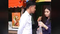 Selvi Ananda Asyik Beli Jajanan Pinggir Jalan di Kampung Batik, Kades Wiwin Komalasari Kena Sindir.&nbsp; foto: TikTok @gibran_rakabuming
