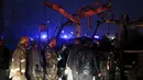 Polisi Afghanistan dan petugas pemadam memeriksa puing-puing bus yang terkena ledakan bom mobil meledak di dekat Kedubes Rusia di Kabul, Rabu (20/1). Menurut seorang petugas, setidaknya satu orang tewas dan 20 lainnya luka-luka. (REUTERS/Omar Sobhani)