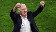 Pelatih Prancis, Didier Deschamps melakukan selebrasi setelah menjuarai Piala Dunia 2018 setelah mengalah Kroasia pada partai final di Luzhniki Stadium, Moscow, Rusia, 15 Juli 2018. (AFP/Ronny Hartmann)