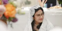 Dian tampak mengenakan anting-anting silver. Wajahnya dipoles makeup hanya tampak lipstik matte coral. Aura inner beauty terpancar di ulang tahunnya. [@therealdisastr]