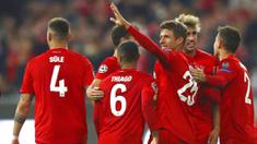 Para pemain Bayern Munchen merayakan gol yang dicetak oleh Thomas Mueller ke gawang Red Star Belgrade pada laga Liga Champions di Red Star Belgrade, Rabu (18/9/2019). Bayern Munchen menang 3-0. (AP/Matthias Schrader)