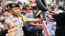 Sejumlah massa yang mengaku dari Himpunan Mahasiswa Islam terlibat bentrok dengan aparat kepolisian saat aksi unjuk rasa di depan Gedung KPK, Jakarta, Rabu (18/9/2019). Dalam aksinya, mereka menolak pimpinan KPK terpilih periode 2019-2023. (Liputan6.com/Helmi Fithriansyah)