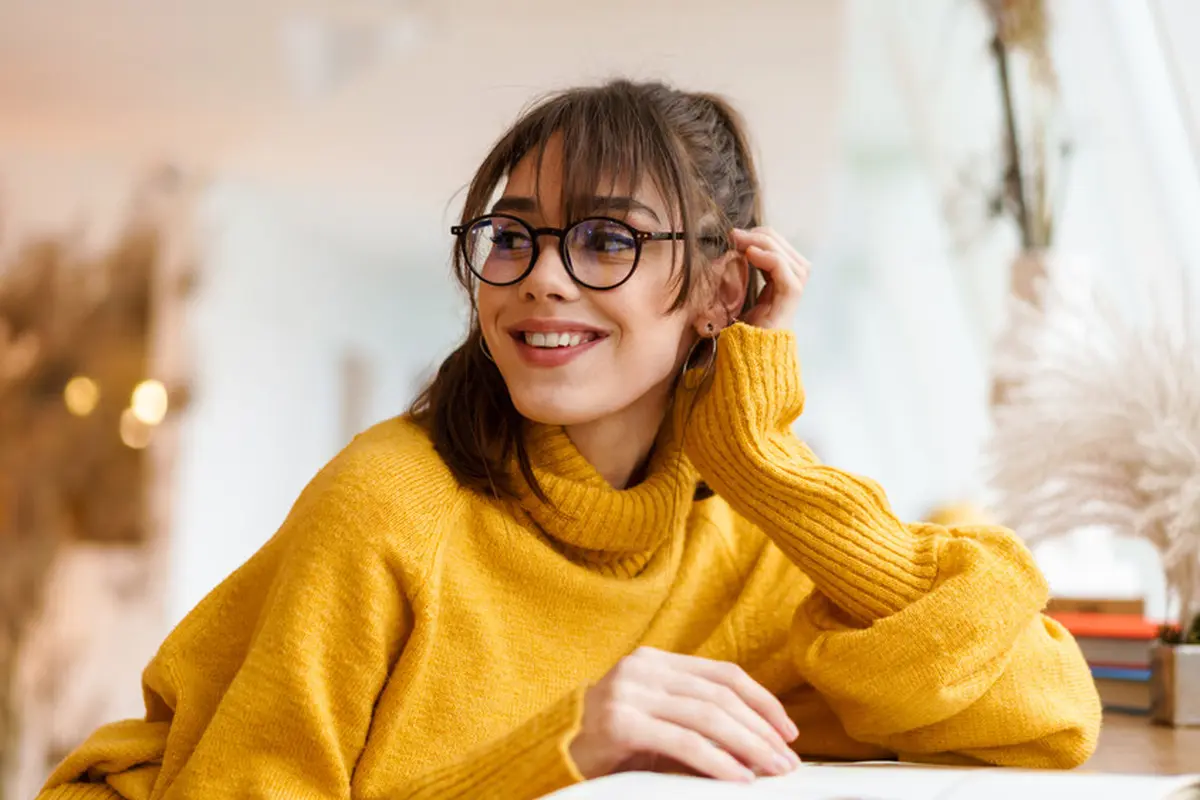 perempuan baju kuning bahagia