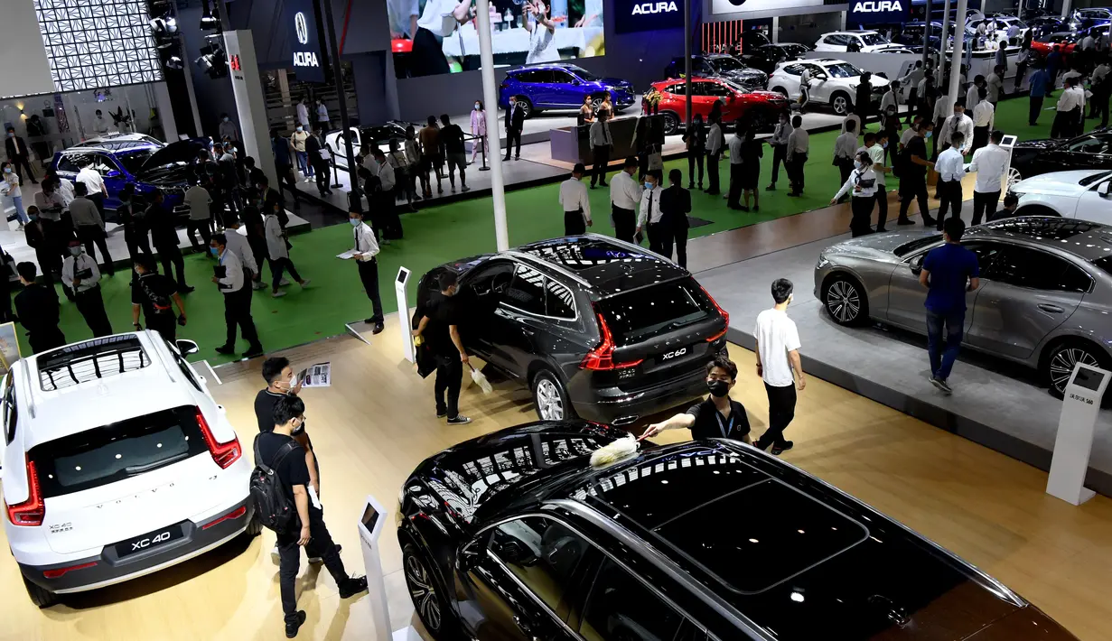 Suasana Pameran Otomotif Internasional China Tengah ke-9 di Zhengzhou, Ibu Kota Provinsi Henan, China tengah, Jumat (12/6/2020). Lebih dari 70 merek mobil dari China dan luar negeri berpartisipasi dalam pameran tersebut. (Xinhua/Zhu Xiang)