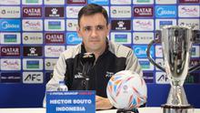 Sementara, timnas Futsal Indonesia yang sudah cetak sejarah dengan menembus babak final, memiliki hasrat kuat untuk meraih trofi pertama. Tampak dalam foto, pelatih Timnas Futsal Indonesia, Hector Souto, saat memberi keterangan terkait laga final Piala Asia 2026 di Indonesia Arena, Kompleks Gelora Bung Karno, Senayan, Jakarta, Jumat (6/2/2026). (Bola.com/M Iqbal Ichsan)