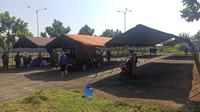 Sebanyak 60 tenda didirikan untuk menampung suporter Persebaya Surabaya, Bonek, selama di Bandung menyaksikan Piala Presiden 2022. (Bola.com/Muhammad Faqih)