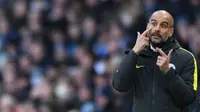 Gaya pelatih Manchester City, Pep Guardiola memberikan arahan kepada anak asuhnya saat melawan Burnley pada lanjutan Premier League di Etihad Stadium, (2/1/2017).  (Reuters/Anthony Devlin)