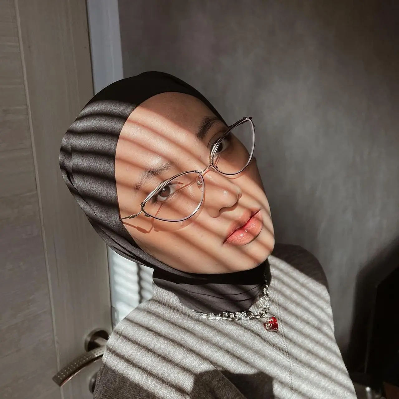 Tren Kacamata Fashion Wanita Berhijab yang Paling Hits di 2024 Membuat