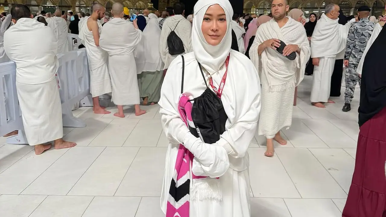 6 Potret Inul Daratista Umrah Jelang Ramadhan, Bertemu Ayah-Ibu Ayu Ting Ting