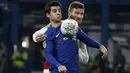 Pemain Chelsea, Alvaro Morata (kiri) berebut bola dengan bek Arsenal, Shkodran Mustafi pada laga leg pertama semifinal Piala Liga Inggris di Stamford Bridge, London, (10/01/2018). (AFP/Ian Kington)