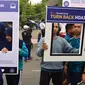 Sejumlah warga berselfie dengan papan anti hoax Deklarasi Masyarakat Anti Hoax di Area CFD Jalan Pahlawan, Semarang (8/1). Acara ini akan digelar serentak di Semarang, Jakarta, Surabaya, Bandung, Wonosobo, Solo dan Yogyakarta. (Liputan6.com/Gholib)