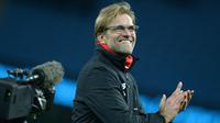 Pelatih Liverpool, Jurgen Klopp, sumringah usai menaklukan Manchester City pada laga Liga Inggris di Stadion Etihad, Inggris, Sabtu (21/11/2015). (AFP Photo/Oli Scarff)