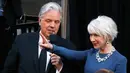 Chris Connelly mewawancarai aktris senior Helen Mirren setibanya pada ajang Piala Oscar 2018 atau Academy Award ke-90, Los Angeles, Minggu (4/3). Pada ajang bergengsi ini, Helen Mirren datang sebagai presenter. (Christopher Polk/GETTY IMAGES/AFP)