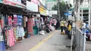 Suasana kolong jembatan multiguna atau Skybridge Pasar Tanah Abang, Jakarta, Jumat (19/1). Kericuhan terjadi saat Satpol PP akan menertibkan pedagang kaki lima (PKL). (Liputan6.com/Herman Zakharia)