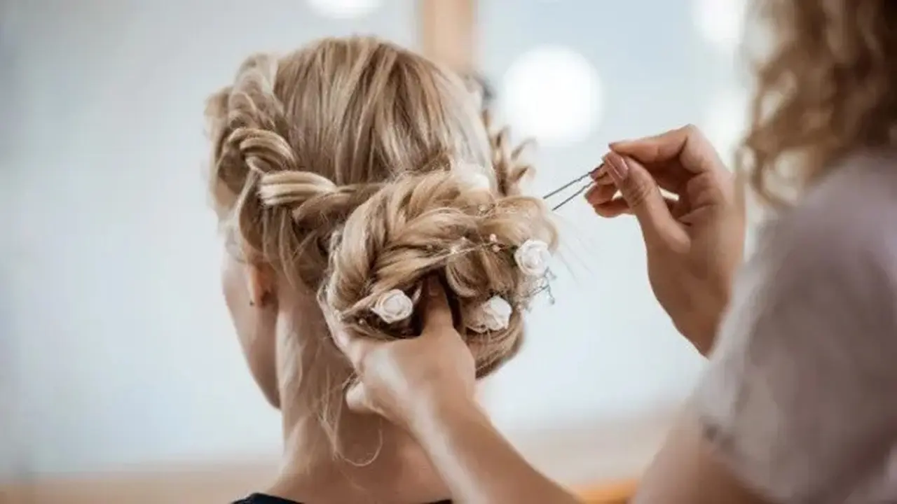Ilustrasi Model Rambut Kepang Mahkota (photo by cookie_studio on freepik)