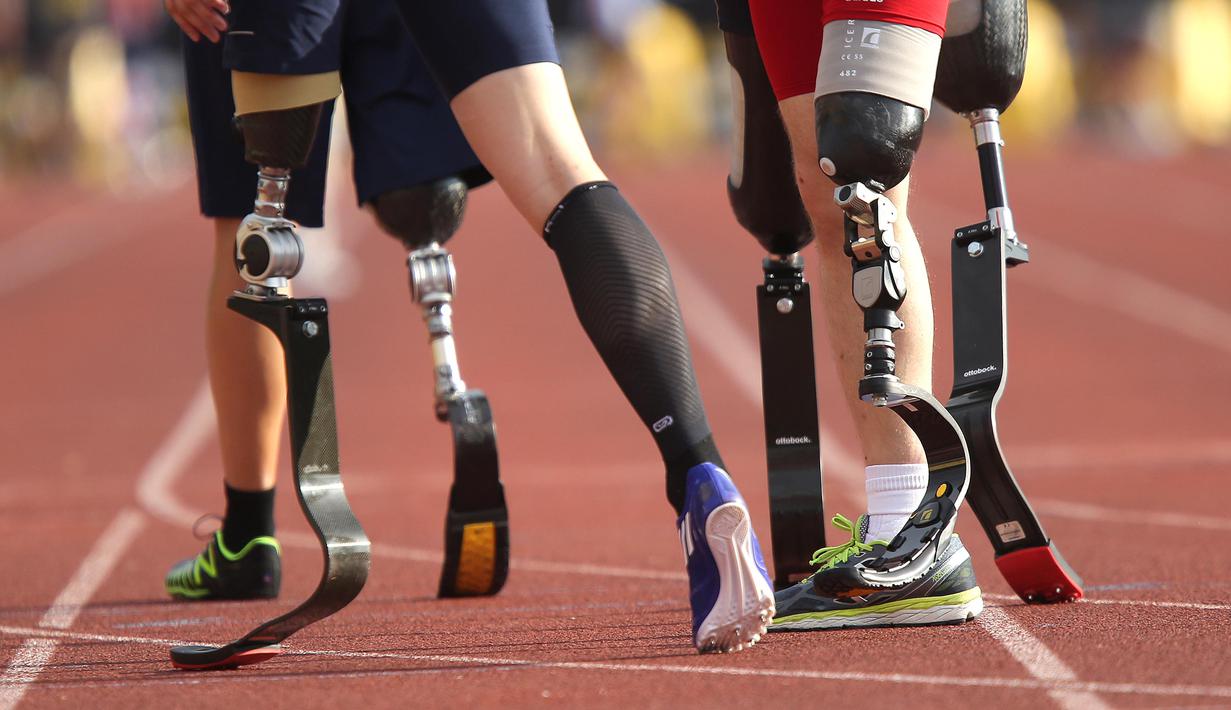 Para atlet tengah bersiap melakukan sprint menggunakan Prosthetics pada ajang Invictus Games Orlando 2016 di ESPN Wide World of Sports complex, (10/5/2016), Lake Buena Vista, Florida. (Alex Menendez/ Getty Images for Invictus Games/AFP)