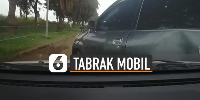 VIDEO: Tidak Tanggung Jawab, Mobil Kabur Setelah Tabrak Mobil Lain