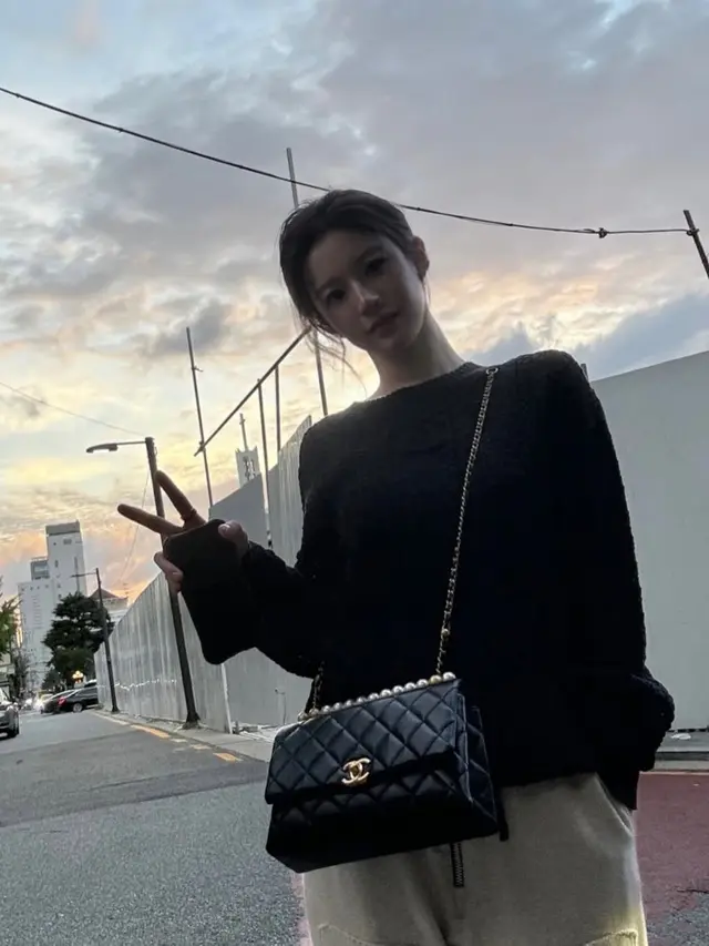 6 Ide Padu Padan Outfit Nongkrong ala Go Yoon Jung, Tampil Kece di Kafe