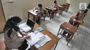 Suasana kegiatan pembelajaran tatap muka di SDN Pondok Labu 14, Jakarta Selatan, Rabu (7/04/2021). Mulai hari ini, Pemprov DKI melakukan pembelajaran tatap muka bagi 85 sekolah dari semua jenjang pendidikan hingga 29 April. (merdeka.com/Arie Basuki)