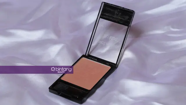 Makeup Wajib yang Ada di Tas Anak Kuliahan