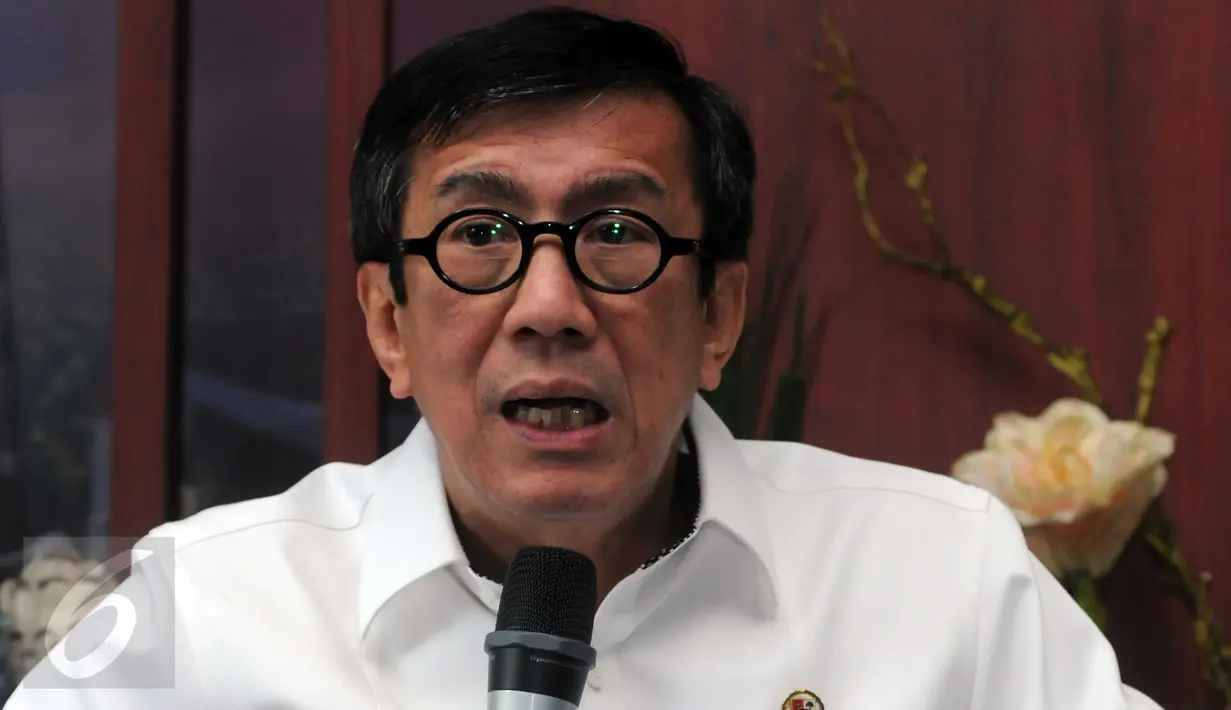 MenkumHAM, Yasonna H Laoly (kedua kiri) memberikan keterangan pers di Gedung Kemenkumham, Jakarta, (17/2). Kepengurusan tersebut nantinya akan diberikan wewenang untuk membentuk panitia dan menyelenggarakan muktamar islah. (Liputan6.com/Helmi Afandi)