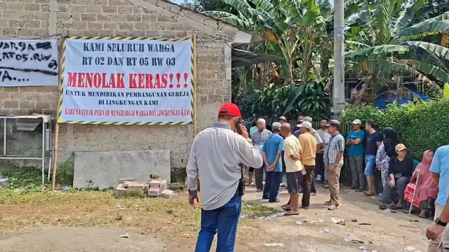 Sejumlah warga melakukan aksi protes dan pemasangan spanduk atas penolakan pembangunan gereja yang tidak disosialisasikan kepada warga Kalibaru, Cilodong, Depok (Istimewa)