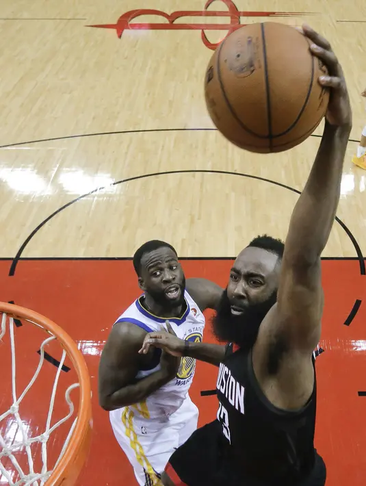 Aksi pemain Houston Rockets, James Harden melakukan dunks saat melawan Golden State Warriors pada gim kelima final NBA basketball Wilayah Barat di Toyota Center, Houston, (24/5/2018). Houston menang 98-94. (AP/David J. Phillip)