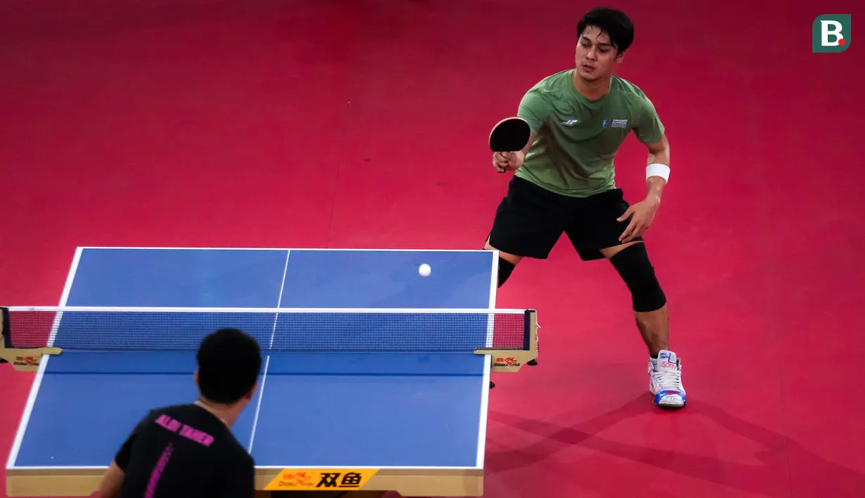 <p>Selebritas Rizky Billar (kanan) berusaha mengembalikan bola ke arah Aldi Taher pada laga tenis meja Turnamen Olahraga Selebriti Indonesia (TOSI) di GOR UNJ, Jakarta, Minggu (16/07/2023). Rizky Billar menang tiga set langsung atas Aldi Taher dengan skor 21-12, 21-15, 21-11. (Bola.com/Bagaskara Lazuardi)</p>