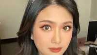 Makeup look Valencia untuk resepsi hari kedua tak jauh berbeda dari yang pertama.