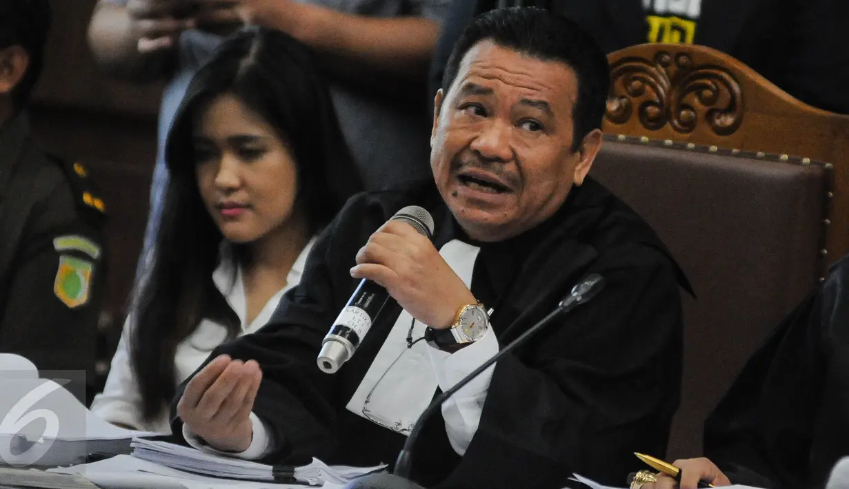 Kuasa hukum Jessica Wongso memberikan pertanyaan untuk saksi ahli toksikologi dari UI Budiawan pada sidang lanjutan di PN Jakarta Pusat, Rabu (14/9). Sidang ke-20 itu mendengarkan keterangan saksi dari kubu terdakwa Jessica. (Liputan6.com/Faizal Fanani)