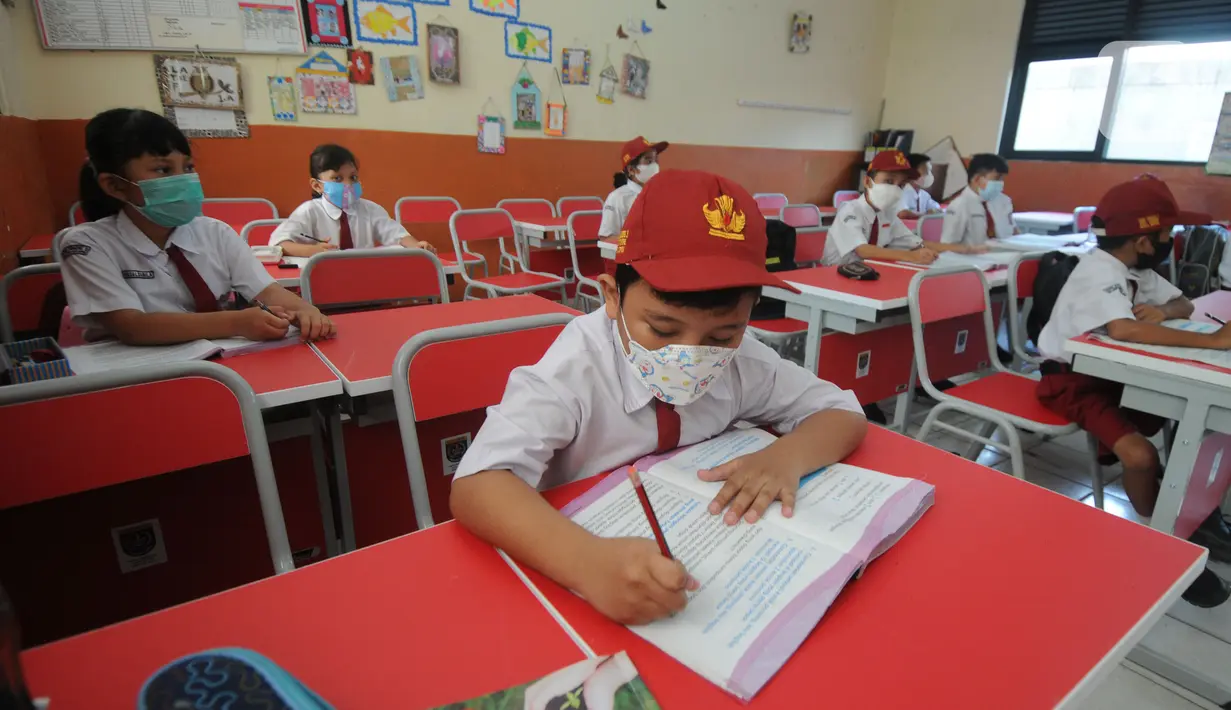 Siswa kelas III belajar dalam kelas saat simulasi Pembelajaran Tatap Muka Terbatas (PTMT) di SDN 03 Cinere, depok, Jawa Barat, Selasa (28/09/2021). Pemkot  Depok hari ini menyelenggarakan simulasi Pembelajaran Tatap Muka Terbatas (PTMT) dari jenjang TK sampai SMP Negeri. (merdeka.com/Arie Basuki)
