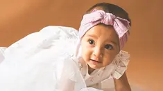 Surinala, buah hati dari pasangan Chicco Jerikho dan Putri Marino ini semakin terlihat menggemaskan dengan berbalutkan dress bewarna putih. (Liputan6.com/IG/putrimarino)