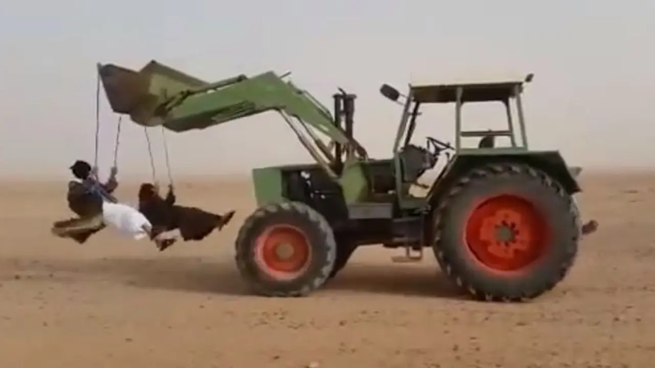 Orang Arab Main Ayunan Manfaatkan Traktor