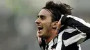 Selebrasi gol yang khas dari gelandang Juventus Alberto Aquilani di laga lanjutan Serie A melawan Bari di Olimpico, Turin, 16 Januari 2011. AFP PHOTO / Filippo MONTEFORTE 