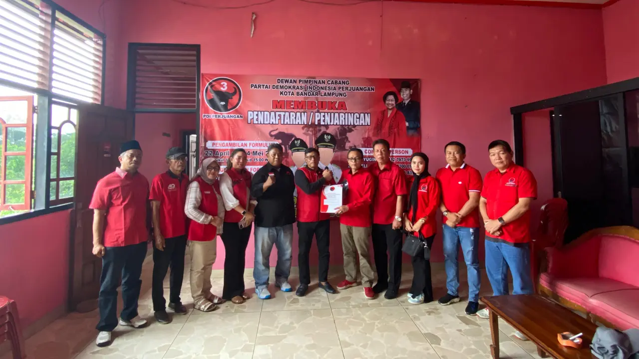 Wiyadi saat mengembalikan berkas pendaftaran bakal calon Walikota Bandar Lampung di DPC PDI Perjuangan. Foto: (Istimewa)