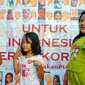 Anak kecil berpose sambil menunjukan pin bertuliskan 'Saya Anak Jujur' yang diberikan usai membubuhkan cap tangan sebagai bentuk dukungan kepada Perempuan Anti Korupsi di Bundaran HI, Jakarta, Minggu (8/3/2015). (Liputan6.com/Yoppy Renato)