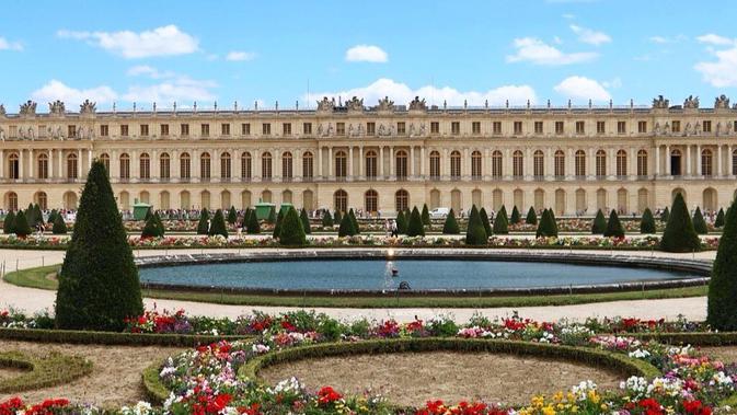 Istana Versailles yang megah dan indah dari kejauhan (Dok.Instagram/@leroilouisxiv/https://www.instagram.com/p/Bx5FcnLI2Cx/Komarudin)