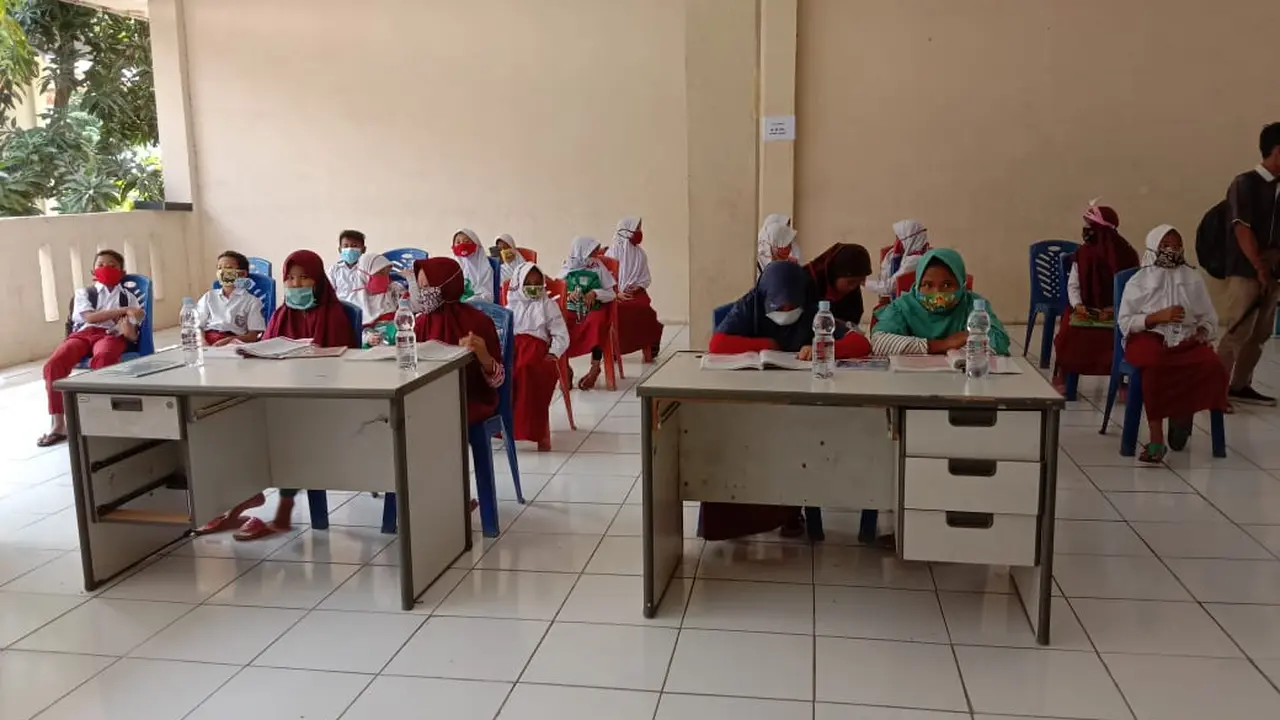 Siswa di Cikarang Utara belajar di aula kelurahan (Bam Sinulingga/Liputan6.com)