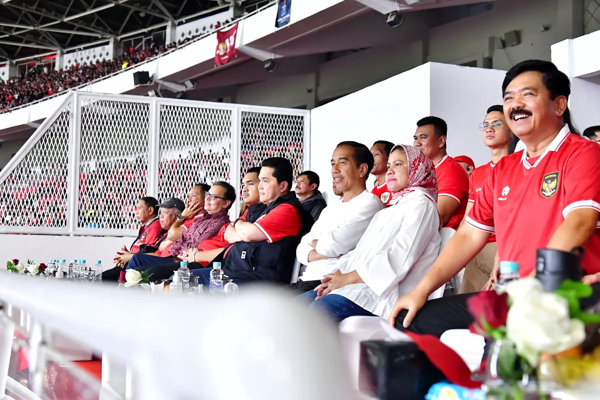 Presiden Joko Widodo (Jokowi) menyaksikan langsung kemenangan Indonesia dalam laga sepak bola antara Timnas Indonesia melawan Vietnam di Stadion Utama Gelora Bung Karno (GBK), Senayan, Jakarta, Kamis (21/3/2024) malam.
