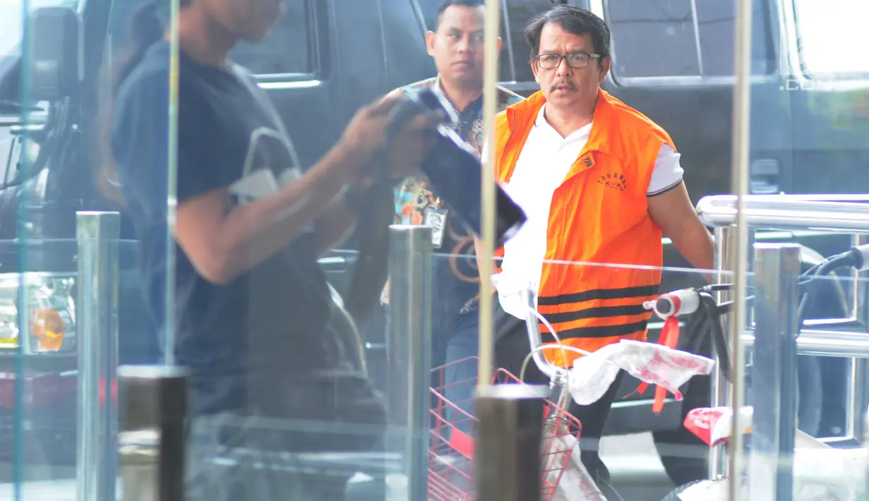 Bupati Labuhanbatu nonaktif Pangonal Harahap berjalan menuju ke dalam gedung KPK, Jakarta, Selasa (9/10). Pangonal diperiksa sebagai tersangka dugaan menerima suap proyek di lingkungan pemerintah daerah Labuhanbatu, Sumut. (Merdeka.com/Dwi Narwoko)