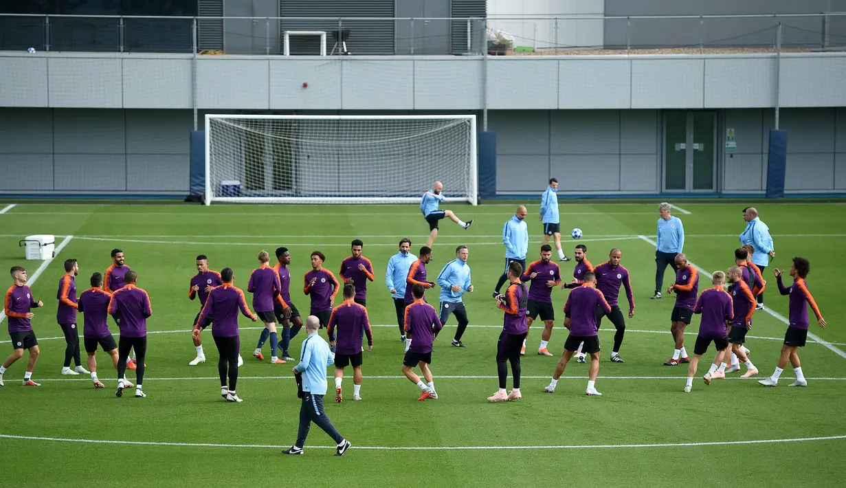 Suasana sesi pelatihan tim Manchester City di City Football Academy, Inggris (18/9). City akan bertanding melawan wakil Prancis, Lyon pada grup F Liga Champions. (AFP Photo/Oli Scarff)