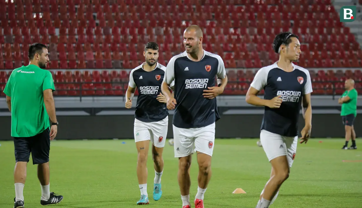 Pemain PSM Makassar, Wiljan Pluim (dua kanan) dan Kenzo Nambu (kanan), saat menjalani sesi latihan di Stadion Kapten I Wayan Dipta, Senin (5/6/2023). PSM Makassar akan menjalani leg 1 Kualifikasi Playoff Liga Champions Asia 2023/2024 melawan tuan rumah Bali United esok hari. (Bola.com/Alit Binawan)