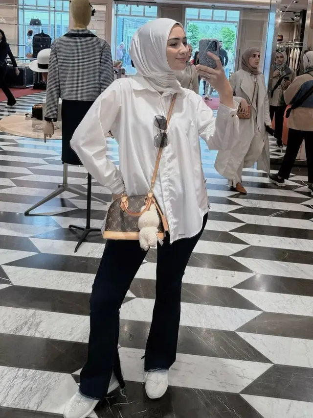 Citra Kirana Liburan ke Inggris. [@citraciki]