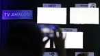 Pewarta merekam seremoni penghentian siaran TV analog (Analog Switch Off/ASO) di halaman Kantor Kementerian Komunikasi dan Informatika (Kominfo), Jakarta, Kamis (3/11/2022) dini hari. Sebanyak 222 kabupaten/kota, termasuk kawasan Jakarta, Bogor, Depok, Tangerang, Bekasi (Jabodetabek), tak bisa lagi menikmati siaran televisi analog mulai Rabu (2/2) tengah malam. (Liputan6.com/Helmi Fithriansyah)