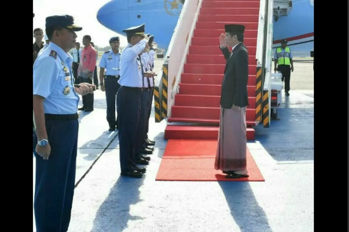 Menebak Merek Sarung Jokowi Saat Kunjungi Pekalongan