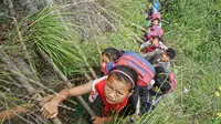 Anak-anak tengah menanjak tebing curam setinggi 800 meter 