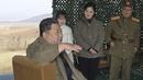Foto yang dirilis pada 19 November 2022 ini menunjukkan pemimpin Korea Utara Kim Jong-un berbicara sang istri  istri Ri Sol Ju dan putrinya saat memeriksa rudal balistik antarbenua Hwasong-17 di Bandara Internasional Pyongyang di Pyongyang, Jumat (18/11/2022). (Korean Central News Agency/Korea News Service via AP)