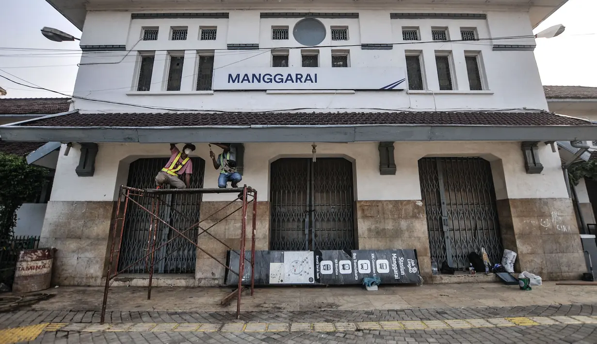 Pekerja menyelesaikan proyek revitalisasi Stasiun Manggarai, Jakarta, Kamis (30/9/2021). Halaman Stasiun Manggarai akan dilengkapi jalur sepeda, plaza orientasi, halte Transjakarta, pos polisi, musala, halte ojek online, pangkalan bajaj, dan zona khusus PKL. (merdeka.com/Iqbal S. Nugroho)