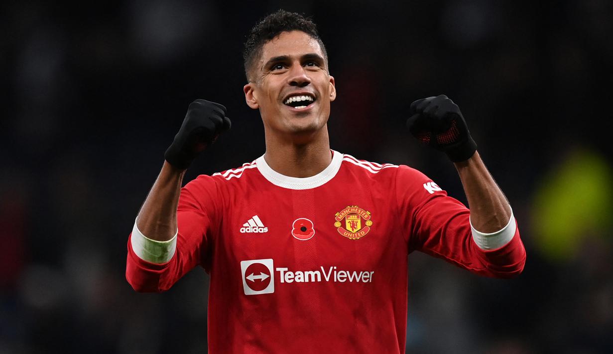 Raphael Varane - Bek tengah Manchester United harus absen membela Timnas Prancis di Kualifikasi Piala Dunia 2022. Varane menderita cedera hamstring dan harus absen dalam waktu yang cukup lama usai laga melawan Atalanta di Liga Champions. (AFP/Glyn Kirk)